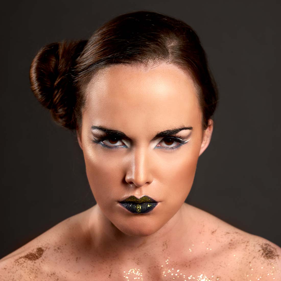Portraitfotos – Beautyshot Rebekka mit Goldglitter