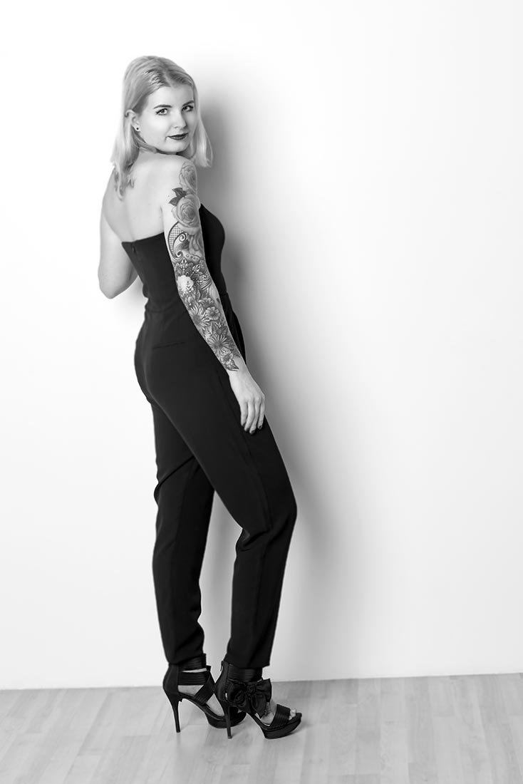 Portraitfotos – Frau mit Tattoo, schwarz-weiß