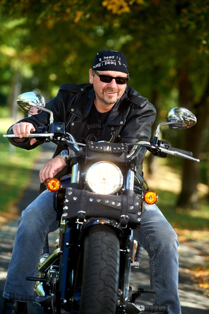 Portraitfoto - Mann auf Harley, outdoor